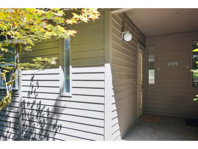 4594 Sw CALDEW St A, Portland, OR 97219