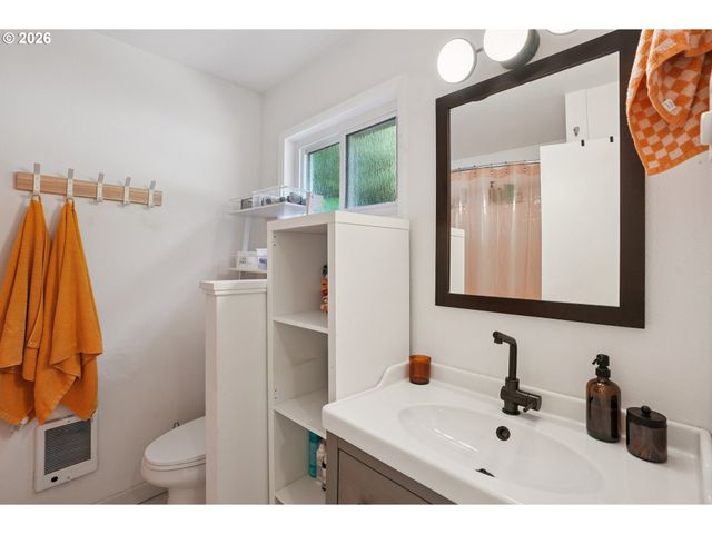 4594 Sw CALDEW St A, Portland, OR 97219