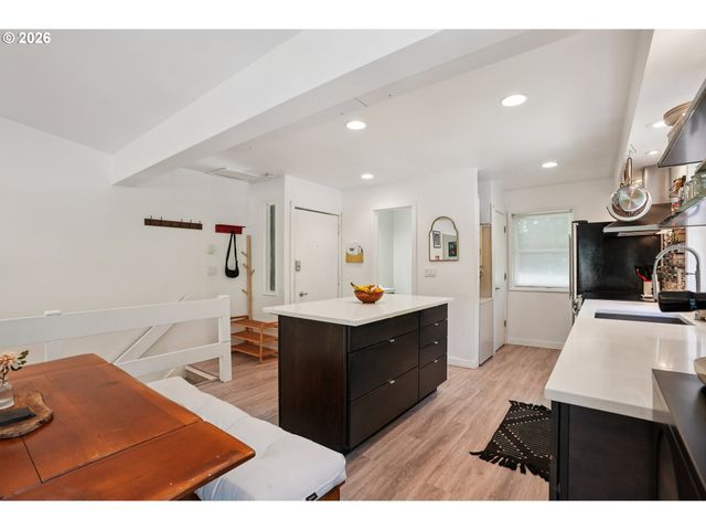 4594 Sw CALDEW St A, Portland, OR 97219