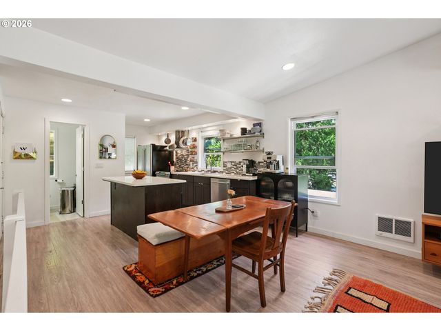 4594 Sw CALDEW St A, Portland, OR 97219