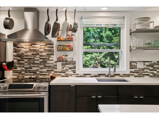 4594 Sw CALDEW St A, Portland, OR 97219