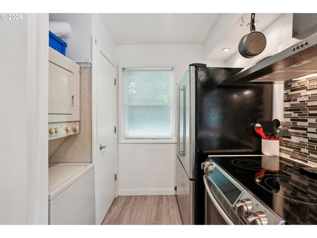 4594 Sw CALDEW St A, Portland, OR 97219