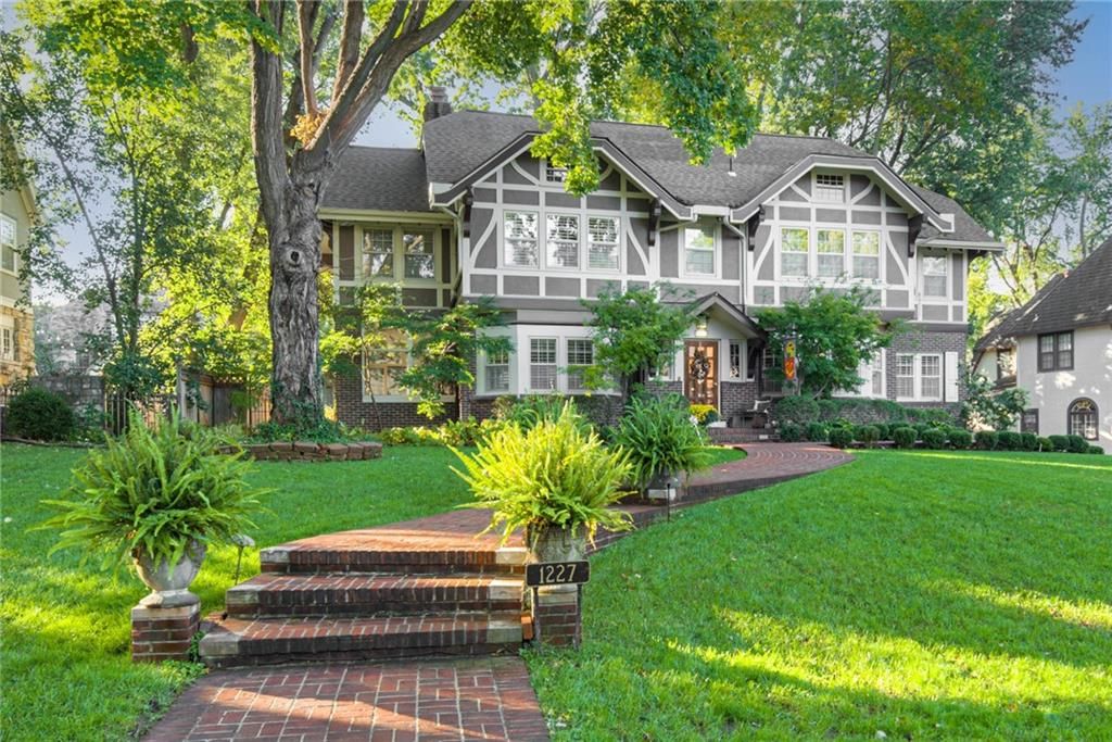 1227 Huntington Road, Kansas City, MO 64113