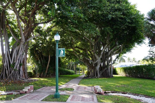 182 Lake Drive 5202, Palm Beach Shores, FL 33404