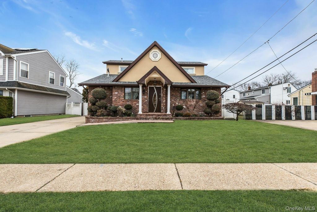 21 Terrell Lane, Hicksville, NY 11801