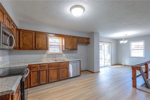 2218 LIBERTY LANDING Road, Liberty, MO 64068