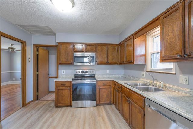 2218 LIBERTY LANDING Road, Liberty, MO 64068