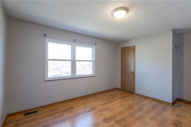 2218 LIBERTY LANDING Road, Liberty, MO 64068