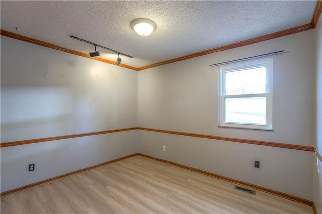 2218 LIBERTY LANDING Road, Liberty, MO 64068