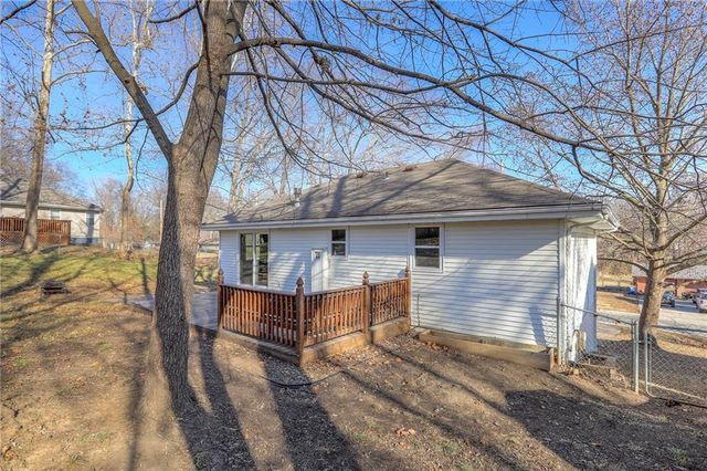 2218 LIBERTY LANDING Road, Liberty, MO 64068