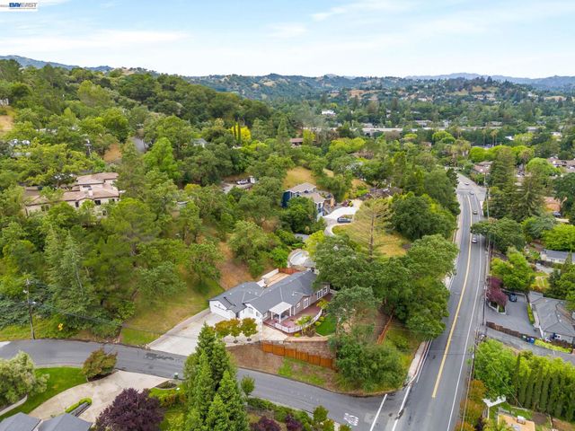 11 Rudgear Dr, Walnut Creek, CA 94596
