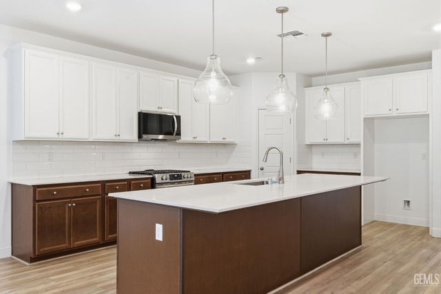 6516 Walkers Glen Lane, Bakersfield, CA 93313