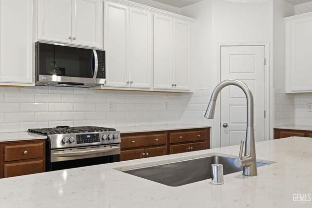 6516 Walkers Glen Lane, Bakersfield, CA 93313