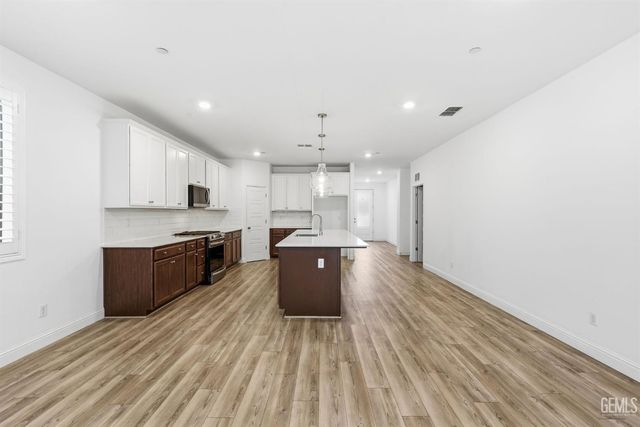 6516 Walkers Glen Lane, Bakersfield, CA 93313