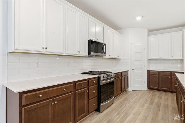 6516 Walkers Glen Lane, Bakersfield, CA 93313