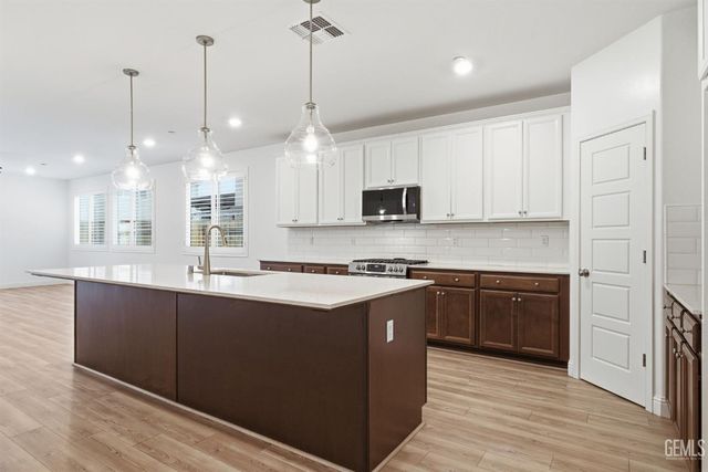 6516 Walkers Glen Lane, Bakersfield, CA 93313