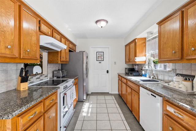 117 E Park Drive, Conroe, TX 77356