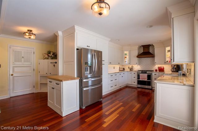 9270 Hidden Valley Court, Grand Blanc, MI 48439