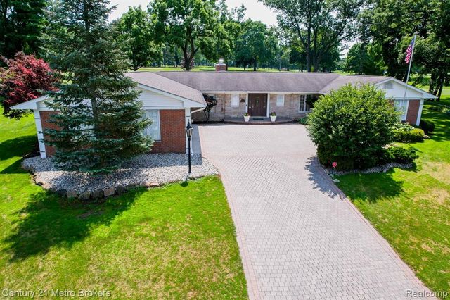 9270 Hidden Valley Court, Grand Blanc, MI 48439