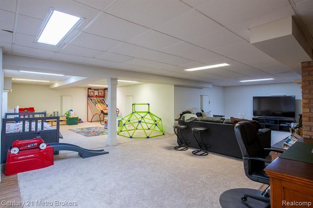 9270 Hidden Valley Court, Grand Blanc, MI 48439