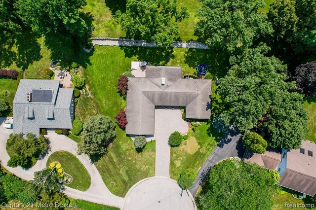 9270 Hidden Valley Court, Grand Blanc, MI 48439