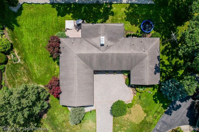 9270 Hidden Valley Court, Grand Blanc, MI 48439