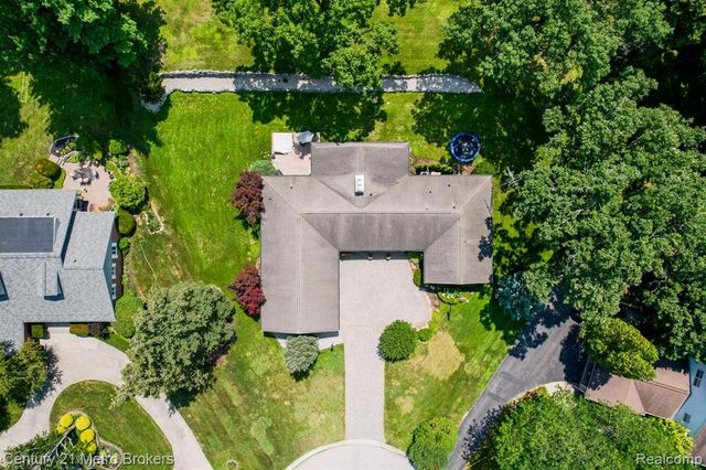 9270 Hidden Valley Court, Grand Blanc, MI 48439