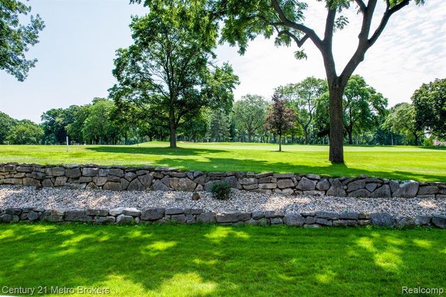 9270 Hidden Valley Court, Grand Blanc, MI 48439