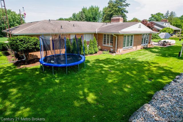 9270 Hidden Valley Court, Grand Blanc, MI 48439