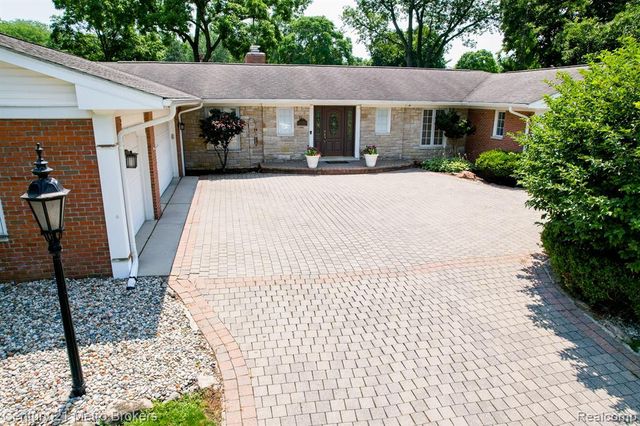 9270 Hidden Valley Court, Grand Blanc, MI 48439