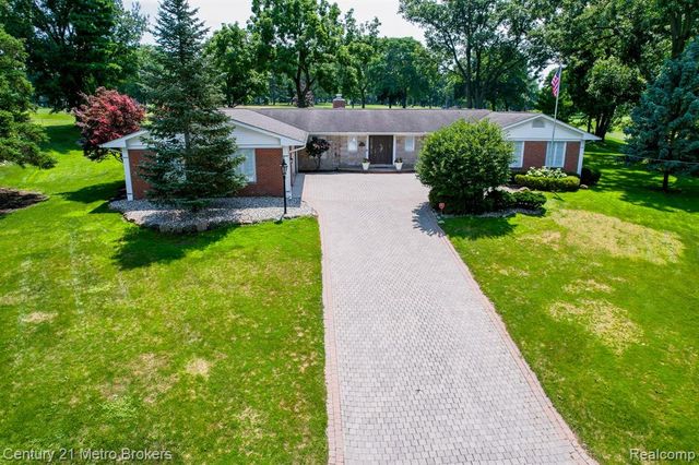 9270 Hidden Valley Court, Grand Blanc, MI 48439
