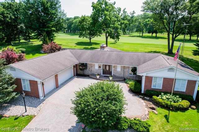 9270 Hidden Valley Court, Grand Blanc, MI 48439