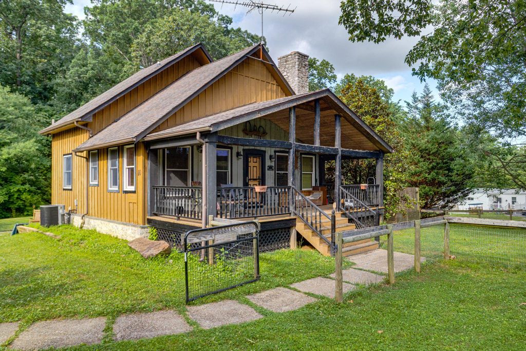 10 CLUBHOUSE RD, Delta, PA 17314