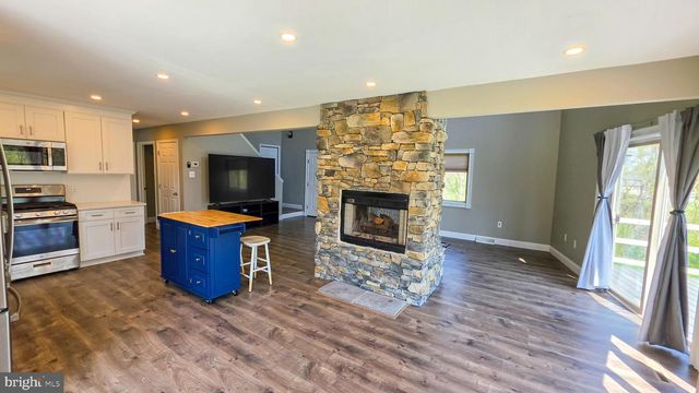 6262 THOMAN DR, Spring Grove, PA 17362