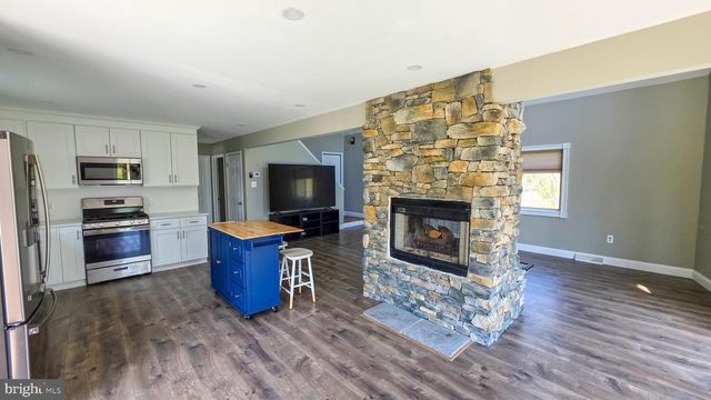 6262 THOMAN DR, Spring Grove, PA 17362