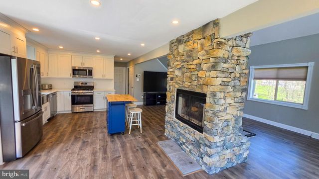 6262 THOMAN DR, Spring Grove, PA 17362