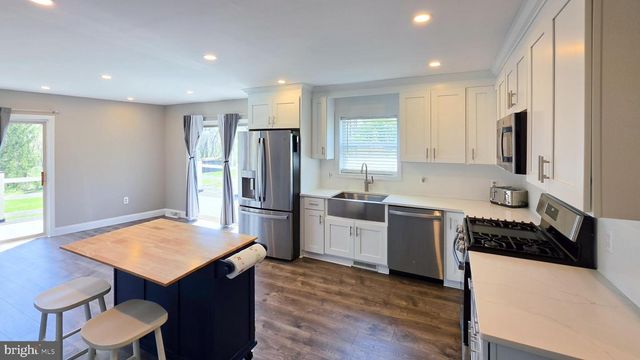 6262 THOMAN DR, Spring Grove, PA 17362