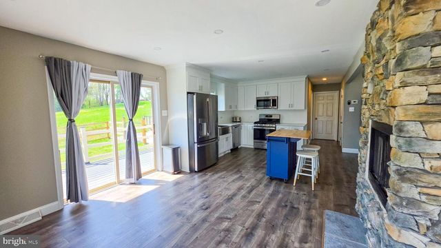 6262 THOMAN DR, Spring Grove, PA 17362