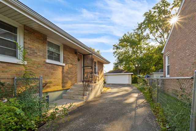 207 N Yale Avenue, Villa Park, IL 60181