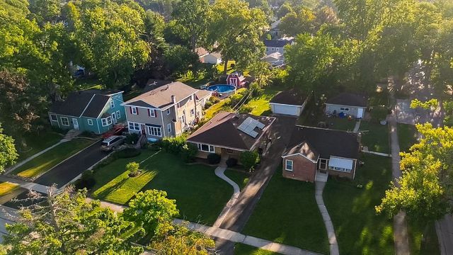 207 N Yale Avenue, Villa Park, IL 60181