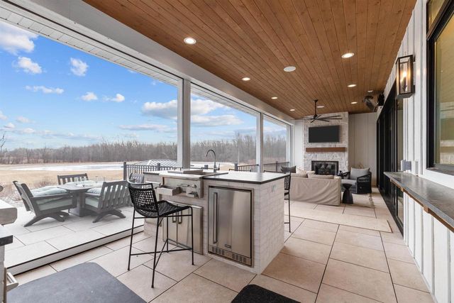 W5896 AUTUMN HILLS PARKWAY, Appleton, WI 54913