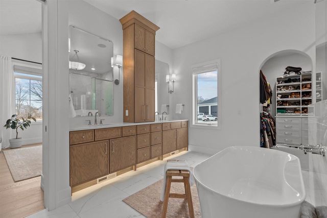 W5896 AUTUMN HILLS PARKWAY, Appleton, WI 54913