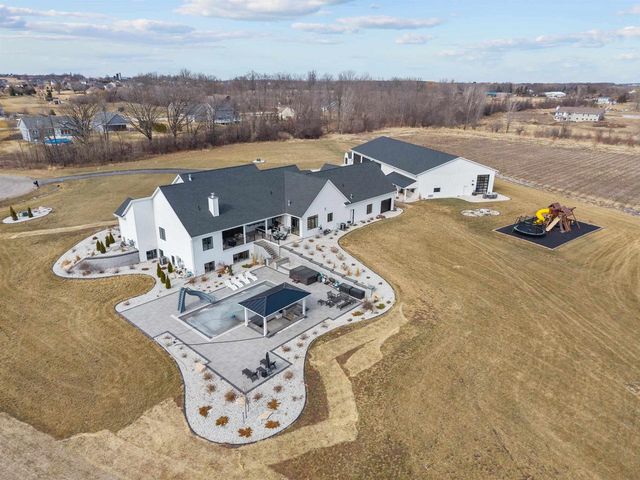 W5896 AUTUMN HILLS PARKWAY, Appleton, WI 54913