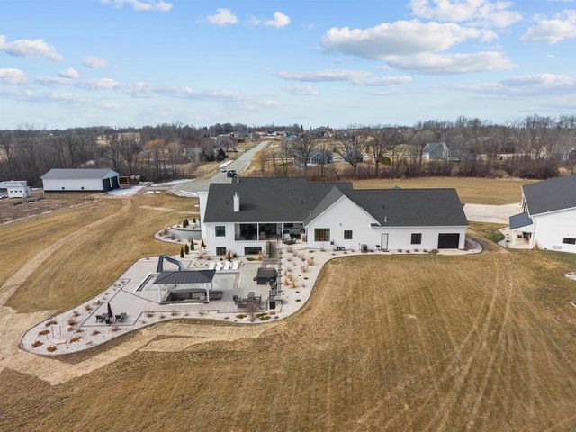 W5896 AUTUMN HILLS PARKWAY, Appleton, WI 54913
