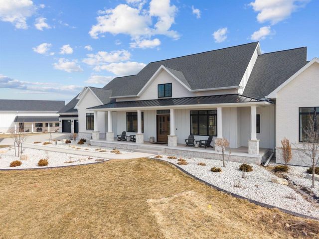 W5896 AUTUMN HILLS PARKWAY, Appleton, WI 54913