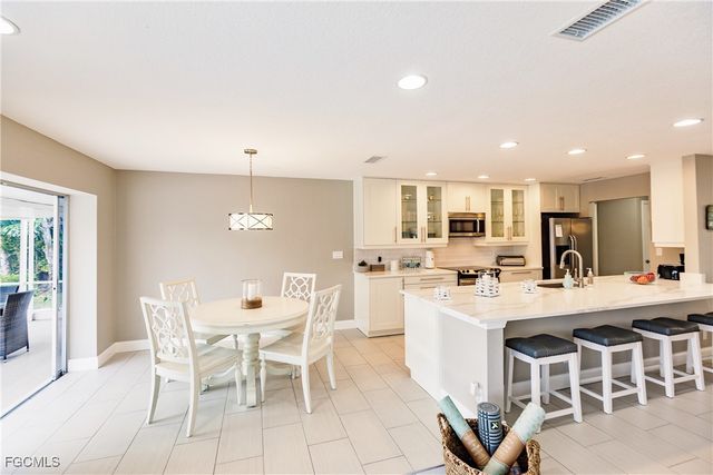 1424 Windsor CT, Cape Coral, FL 33904