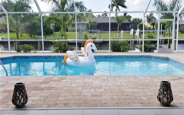 1424 Windsor CT, Cape Coral, FL 33904