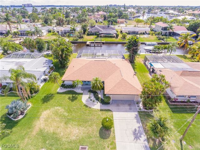 1424 Windsor CT, Cape Coral, FL 33904