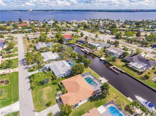 1424 Windsor CT, Cape Coral, FL 33904