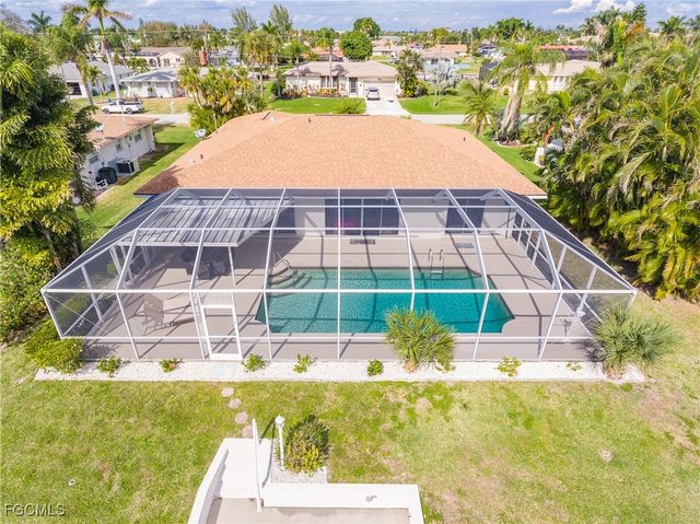 1424 Windsor CT, Cape Coral, FL 33904